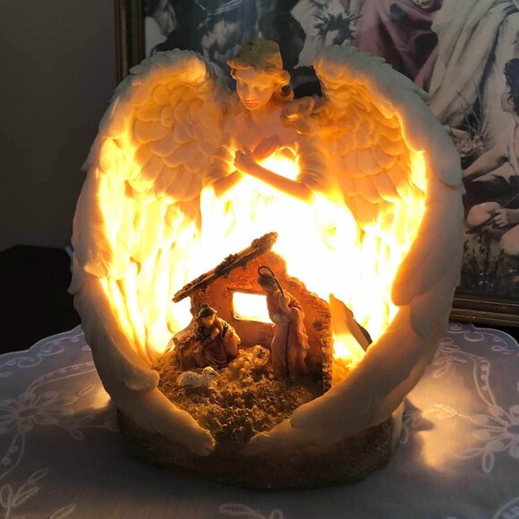 Sculptured Angel & nativity scene nightlight - Picture 4 of 10